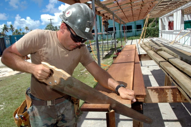 ebeniste-CHATEAUNEUF GRASSE-min_worker_construction_building_carpenter_male_job_build_helmet-893290